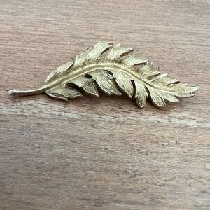 CORO Brooch Gold Tone Matte Curved 1960s Vintage Brushd Leaf Feather